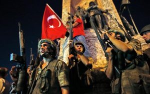 28_103397706_Turkish_soldiers_secure_the_area_as_supporters_of_Turkey27s_President_Recep_Tayyip_Erdogan-large_trans++ZgEkZX3M936N5BQK4Va8RWtT0gK_6EfZT336f62EI5U (1)